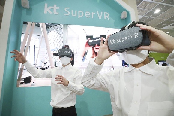 KVRF 2020에 방문한 관람객들이 KT 전시관에서 슈퍼VR 콘텐츠를 즐기는 모습. ⓒ KT
