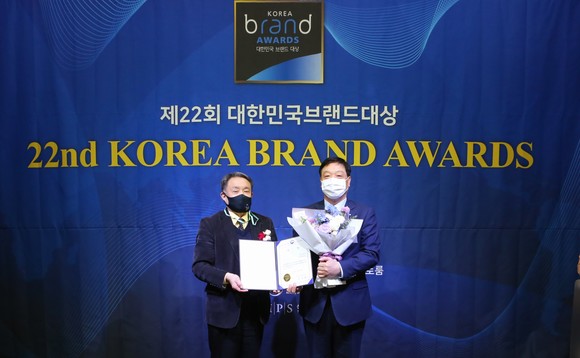 허정진 우리카드 부사장(오른쪽)은 조동성 산업정책연구원 이사장과 수상 기념사진을 찍었다. ⓒ 우리카드