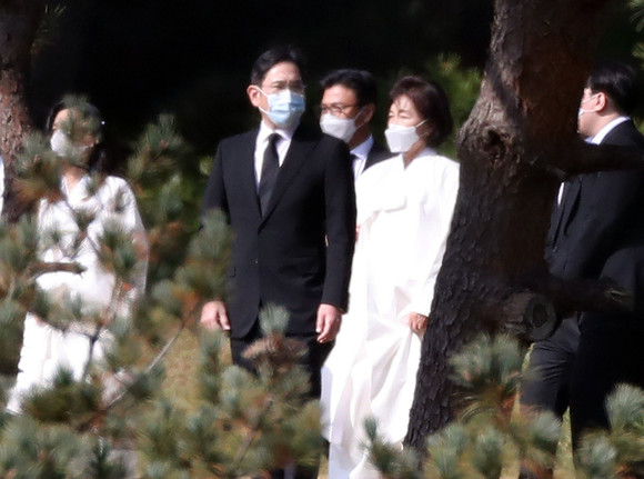 이재용 삼성전자 부회장과 홍라희 전 리움미술관장이 경기도 수원시 선산에 마련된 고 이건희 삼성 회장 장지에서 나오는 모습. ⓒ 연합뉴스