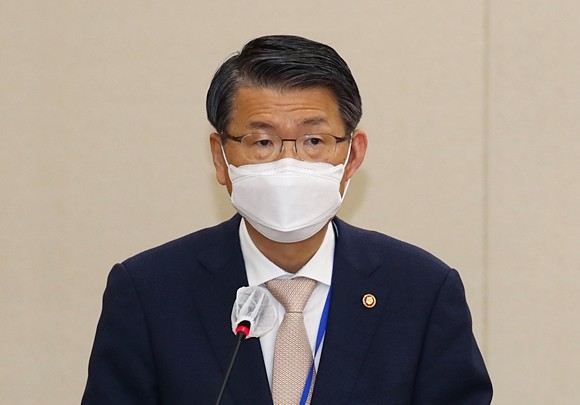 은성수 금융위원장이 올해 사모펀드 사태와 관련해 피해자 보호 등 관련 대책에 힘을 쏟겠다고 강조했다. ⓒ 연합뉴스