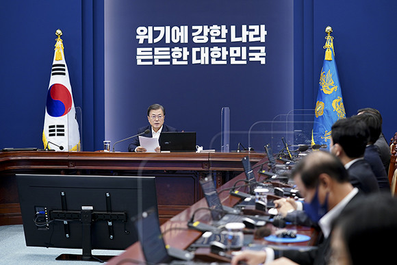 문 대통령은 "미래를 위한 투자를 멈추지 말아야 한다"며 "재정과 공공투자의 시간표를 최대한 앞당겨 집행해야 한다"고 강조했다. ⓒ 청와대