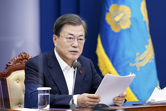문 대통령은 14일 주재한 수석보좌관회의에서 "코로나 상황 때문에 한 해를 보내는 마지막이 더 어려워졌다"며 "정부는 코로나 확산 저지와 함게 민생을 지키고 경제를 살리는 일에도 비상항 책임감을 갖고 전력을 다하겠다"고 말했다. ⓒ 청와대