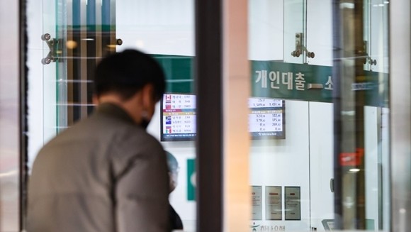 10년 전 정부는 '2011 경제정책 방향과 과제'를 발표하면서 가계부채 관리를 강화하고 경제 체질을 개선하겠다고 밝혔다. ⓒ 연합뉴스