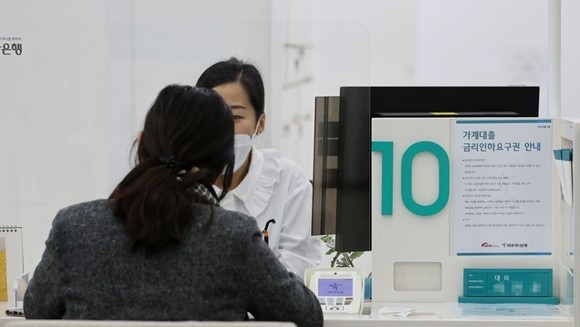 정부가 부동산 시장 안정을 위해 다음 주부터 강화된 가계대출 관리방안 시행에 들어가는 가운데, 은행권이 스스로 신용대출 '조이기'에 들어간다. ⓒ 연합뉴스