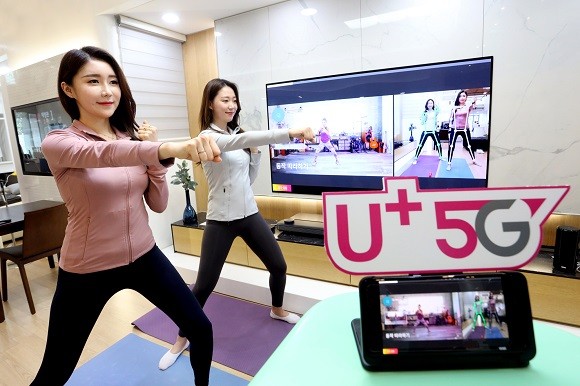 LG유플러스는 카카오 VX와 공동으로 제공하는 홈트레이닝 전문 서비스 '스마트홈트'의 지난달 기준 누적 가입자수가 작년 대비 12배 증가했다고 15일 밝혔다. ⓒ LG유플러스