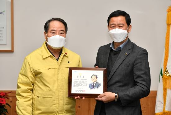 농협중앙회(회장 이성희)가 실시한 2020년 지자체 협력사업 평가에서 우수 지방자치단체장상을 수상한 최형식 군수가 중앙회장 감사패를 받고 있다. ⓒ 담양군