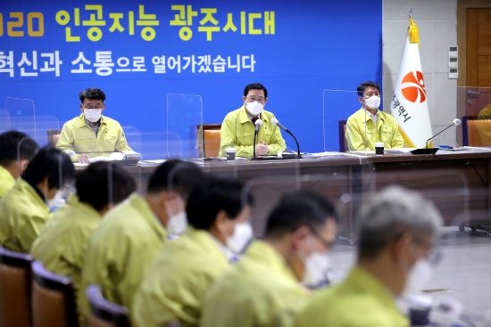 이용섭 광주광역시장이 15일 오전 시청 중회의실에서 열린 확대 간부회의를 주재하고 연말연시 사회적 거리두기와 방역수칙을 지켜 코로나19로부터 개인과 공동체의 안전을 지켜낼 것을 당부하고 있다. ⓒ 광주광역시