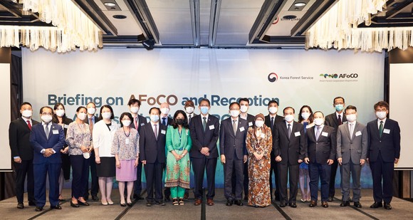 산림청은 지난 7월21일 열린 아시아산림협력기구(AFoCO) 국제활동 확대를 위한 주한 대사관 초청 보고회를 개최 후 단체 기념촬영을 하고 있다. ⓒ 산림청