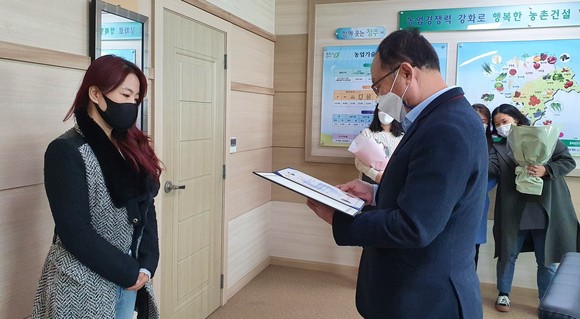 김래연 씨는 지난 16일 농촌진흥청장상 아이디어정원 우수상을 수상하고 있다. ⓒ 청주시
