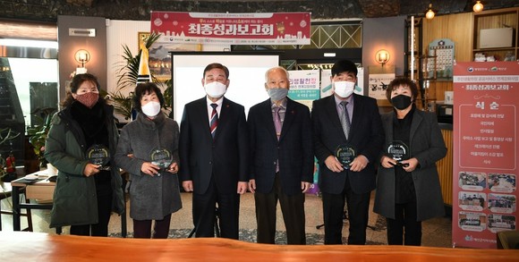 주민생활현장 공공서비스 연계강화 사업 최종성과보고회를 개최 후 기념촬영을 하고 있다. ⓒ 예산군