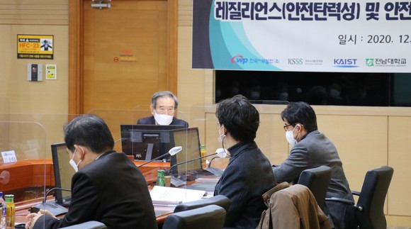 김병숙 서부발전 사장이 레질리언스 진단용역 성과를 듣고 있다. ⓒ 서부발전
