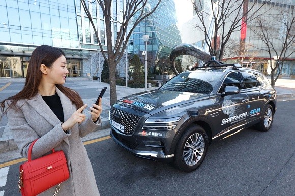 LG유플러스 모델이 서울시 상암 5G 자율주행 시범지구에서 모바일 앱으로 5G 자율주행차 'A1(에이원)'을 인근 주차장으로 보내는 모습. ⓒ LG유플러스