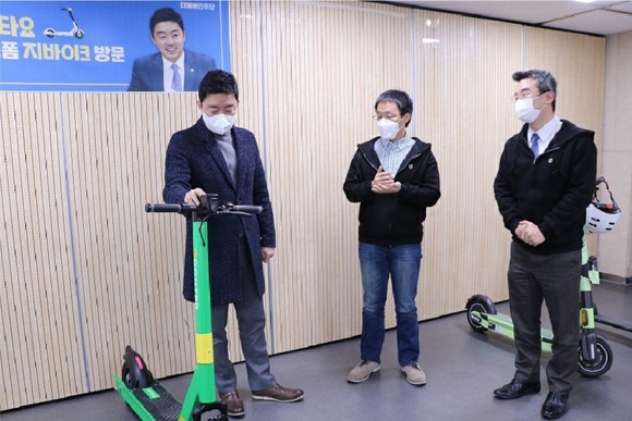지난 17일 강훈식 의원이 전동킥보드 업체 지바이크 현장 방문 모습. ⓒ 의원사무실