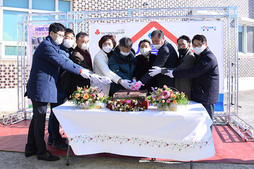여수시가 롯데케미칼과 함께 '희망하우스 16호'를 준공하고 기념행사를 하고 있다. ⓒ 여수시