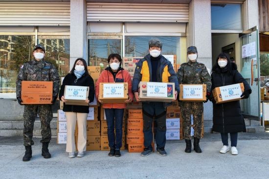 공군 제1전투비행단은 지역 아동센터 15개소, 주민센터 9개소, 복지회관 4개소 총 28개소의 복지시설에 라면, 과자, 감귤 등 위문품을 전달했다. ⓒ 공군 제1전투비행단