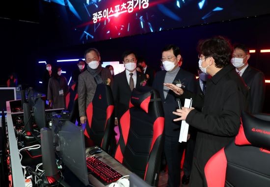 이용섭 광주광역시장이 20일 오후 조선대학교에 위치한 광주이스포츠경기장 개관식에 참석해 내빈들과 경기장과 전시장을 순회하고 있다. ⓒ 광주광역시