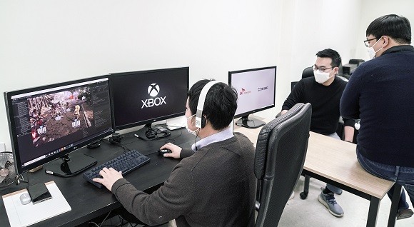 조재유 SK텔레콤 Game담당(가운데)과 티노게임즈 김동효 대표(오른쪽)가 Xbox에 출시되는 '네오버스' 게임과 관련해 회의하고 있는 모습. ⓒ SK텔레콤