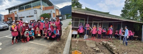 한국생활개선회 순천시 연합회 회원들이 지난 여름 발생한 구례군 수재지역을 찾아 봉사활동을 펼치던 모습. ⓒ 한국생활개선회 순천시 연합회