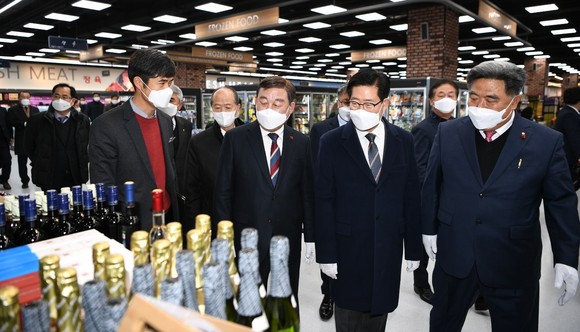 22일 황선봉 군수와 양승조 도지사, 김종래 삽교농협 조합장 등이 삽교농협 내포농수산물종합유통센터를 둘러보고 있다. ⓒ 예산군