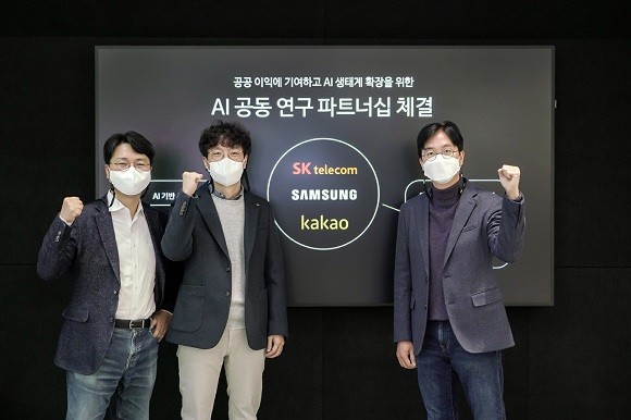 우경구 삼성전자 무선사업부 AI팀 상무, 박승기 카카오브레인 대표, 김윤 SK텔레콤 CTO가 22일 오전 SK텔레콤 판교 사옥에서 팬데믹 시대 공동AI 개발에 협력하기로 결의했다. ⓒ SK텔레콤