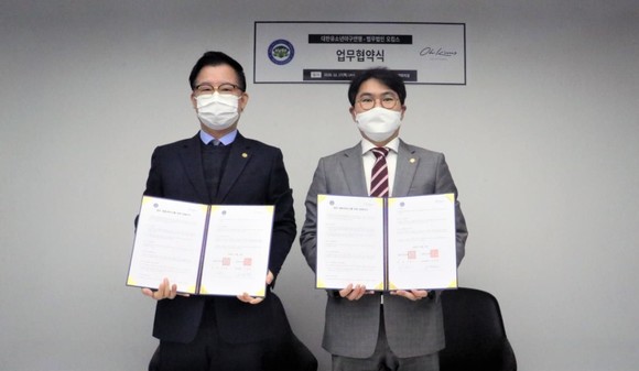 대한유소년야구연맹 이상근 회장(좌측)과 법무법인 오킴스 오성헌 대표변호사(우측)가 미래 유소년스포츠 시장을 선도하기 위한 준비 작업의 일환으로 양해각서를 체결한 후 기념사진을 찍고 있다. =조원재 학생기자
