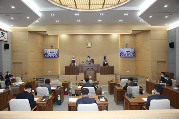 경북 예천군의회 김은수 의장이 제242회 제2차 정례회 폐회를 선언하고 있다. Ⓒ 예천군의회
