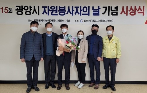광양제철소 재능봉사단이 광양시 자원봉사자의 날 기념 시상식에서 시장표창을 수상해 기념사진을 촬영하고 있다. ⓒ 광양제철소