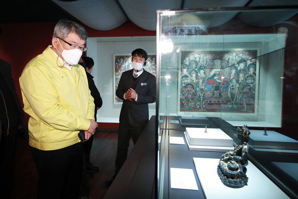 23일 개관된 예천박물관에서 김학동 군수가 전시된 유물을 관람하고 있다. ⓒ 예천군