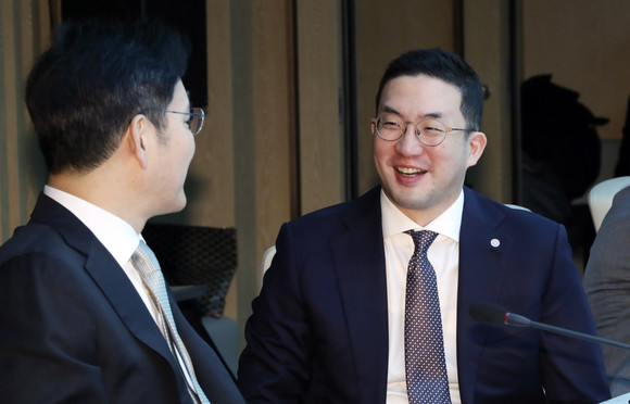 구광모 LG그룹 회장(오른쪽)과 이재용 삼성전자 부회장(왼쪽). ⓒ 연합뉴스
