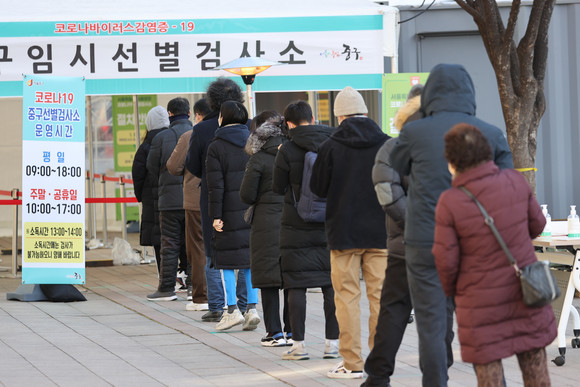 신종 코로나바이러스 감염증 신규 확진자가 이틀 연수 네 자릿수를 기록, 확산세가 지속되고 있다. ⓒ 연합뉴스