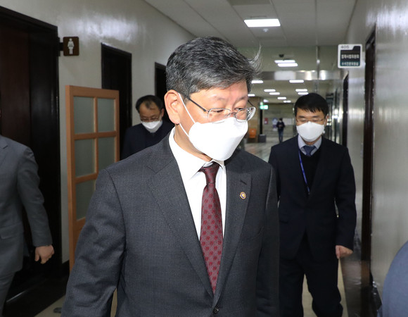 이용구 법무부 차관이 지난 24일 국회에서 열린 중대재해기업처벌법 관련 법제사법위원회 법안심사제1소위원회에 출석하고 있다. ⓒ 연합뉴스