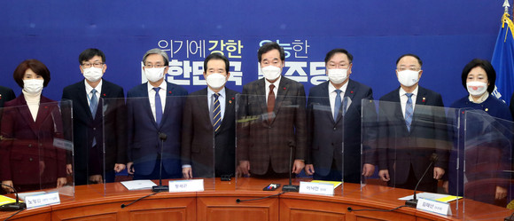 27일 국회에서 열린 고위 당정청협의회에 참석한 (왼쪽부터)더불어민주당 한정애 정책위의장, 김상조 청와대 정책실장, 노 비서실장, 정 총리, 이 대표, 김태년 원내대표, 홍남기 경제부총리, 박영선 중소벤처기업부 장관. ⓒ 연합뉴스