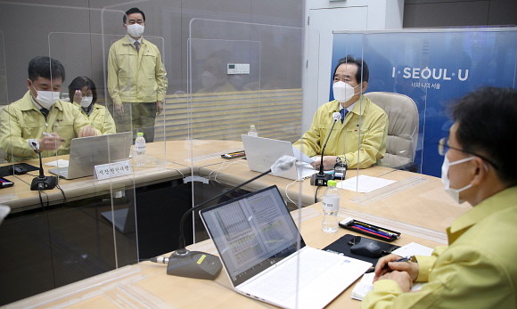 28일 오전 코로나19 대응 중앙재난안전대책본부 회의에 참석한 정세균 국무총리. © 연합뉴스