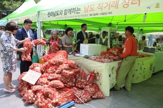 지난해 6월 진행됐던 직거래 장터 모습. ⓒ 롯데아울렛 광주수완점