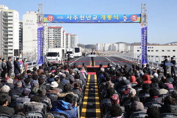 송도근 사천시장이 사주천년교 개통식에서 인사말을 하고 있다. ⓒ 사천시