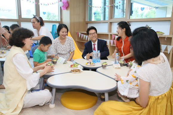 송도근 사천시장이 공동육아나눔터 1호점 개소식에 함께하고 있다. ⓒ 사천시