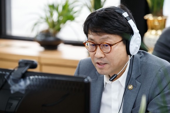 도규상 금융위 부위원장이 29일 서울 종로구 정부서울청사에서 포용금융 간담회를 비대면 화상회의로 진행하고 있다. ⓒ 금융위원회