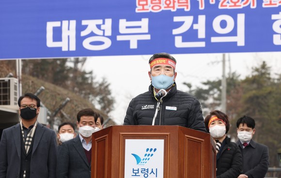 김동일 시장은 29일 보령화력본부 정문 앞에서 보령화력 1·2호기 조기 폐쇄 관련 현장 기자회견을 열어 국가 에너지정책 변화로 직면한 지역 위기를 지역 발전 동력으로 활용할 수 있도록 정부와 충청남도에 이같이 건의했다. ⓒ 보령시