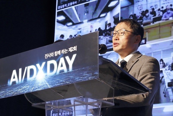 구현모 KT 대표가 AI·DX 데이에서 디지털 플랫폼기업으로 변화의 중요성을 강조하고 있다. ⓒ KT