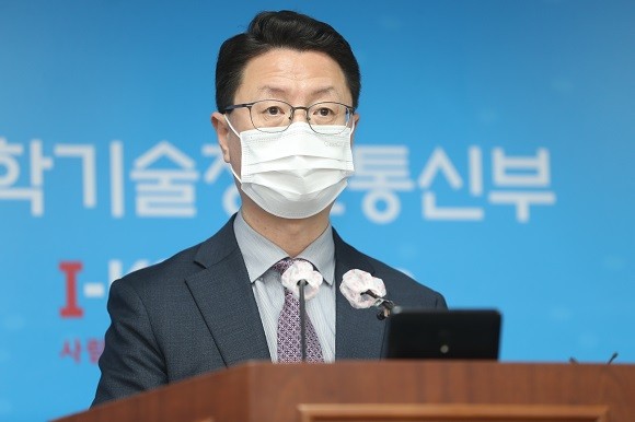 홍진배 과학기술정보통신부 통신정책관이 30일 오전 세종특별자치시 세종파이낸스센터 과기정통부 기자실에서 '2020년도 통신서비스 커버리지 점검 및 품질평가 결과' 브리핑을 하고 있다. ⓒ 과학기술정보통신부