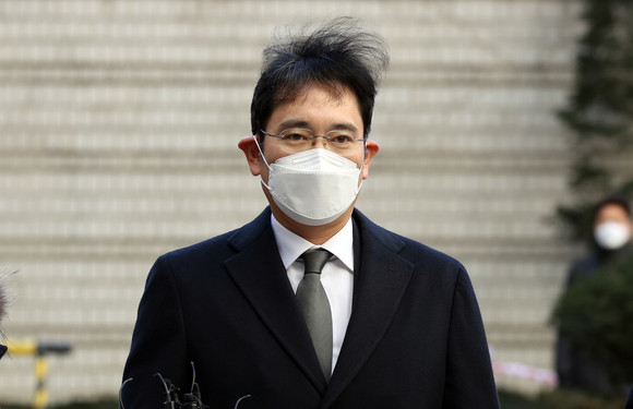 국정농단 파기환송심 결심 공판에 참석하는 이재용 삼성전자 부회장. ⓒ 연합뉴스