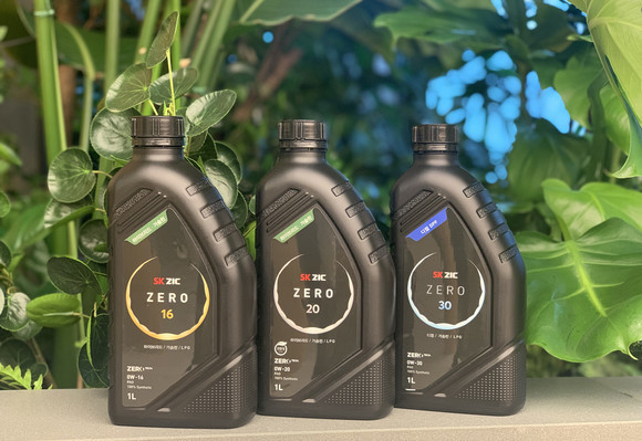 SK이노베이션 윤활유 사업 자회사 SK루브리컨츠가 친환경 용기로 올해 9월 출시한 'ZIC ZERO'와 'ZIC World Series'. ⓒ SK루브리컨츠