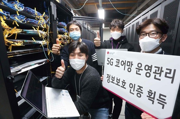 LG유플러스 직원들이 통신장비를 점검하고 있는 모습. ⓒ LG유플러스