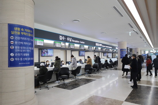 계명대 동산병원 1층 접수 수납 창구 모습. ⓒ 계명대학교 동산병원