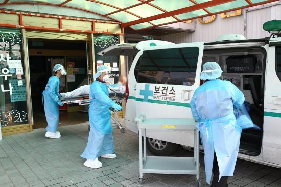 화순군 보건당국이 확진자를 화순군립요양병원으로 이송하고 있다. ⓒ 화순군