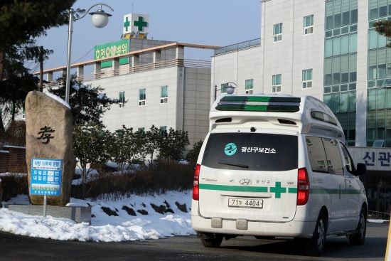 코로나19 집단감염이 발생한 광주광역시 광산구 효정요양병원에서 4일 오전 방역물품을 실은 보건소 구급차가 이동하고 있다. ⓒ 연합뉴스
