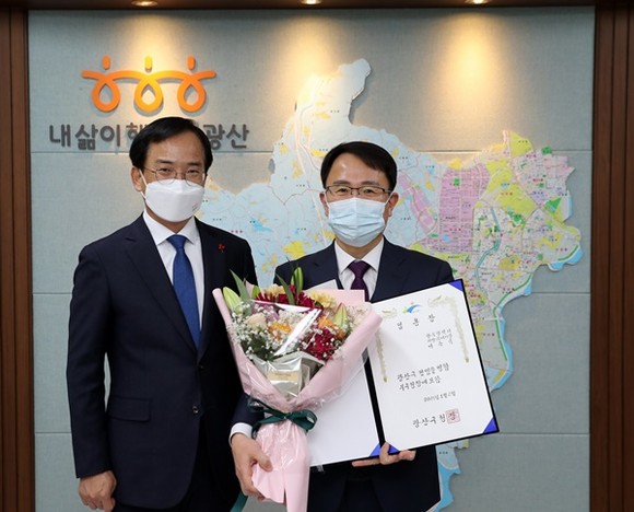 4일 이돈국 광주광역시 광산구 부구청장이 취임했다. 오른쪽부터 이돈국 부구청장. 김삼호 광산구청장. ⓒ 광산구