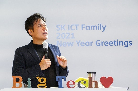 박정호 SK텔레콤 CEO가 4일 SK텔레콤 을지로 본사에서 열린 '2020년 SK ICT 패밀리 신년인사회'에서 신년 메시지를 발표하고 있다. ⓒ SK텔레콤