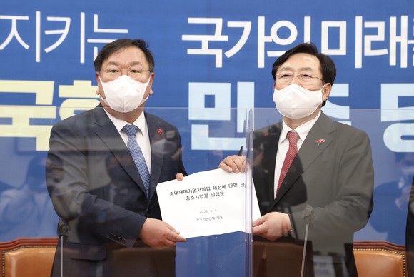 김태념 더불어민주당 원내대표가 4일 서울 여의도 국회에서 열린 중대재해법 관련 중소기업단체 간담회에서 김기문 중소기업중앙회 회장으로 부터 '중대재해기업처벌법 제정'에 대한 중소기업계 입장문을 전달받고 있다. ⓒ 중소기업중앙회