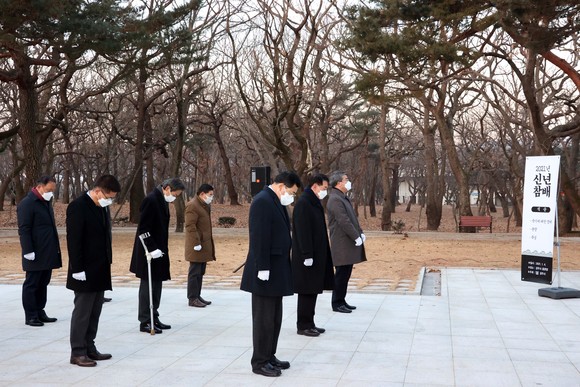 4일 주낙영 경주시장, 김석기 국회의원, 서호대 시의회 시의장, 보훈 및 기관단체장이 황성공원 충혼탑에 참배를 하고 있다. Ⓒ 경주시